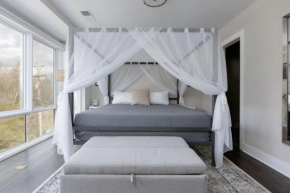 Modern Townhome, Large Game Room with Ping Pong, 10min to Downtown! Sleeps 12!